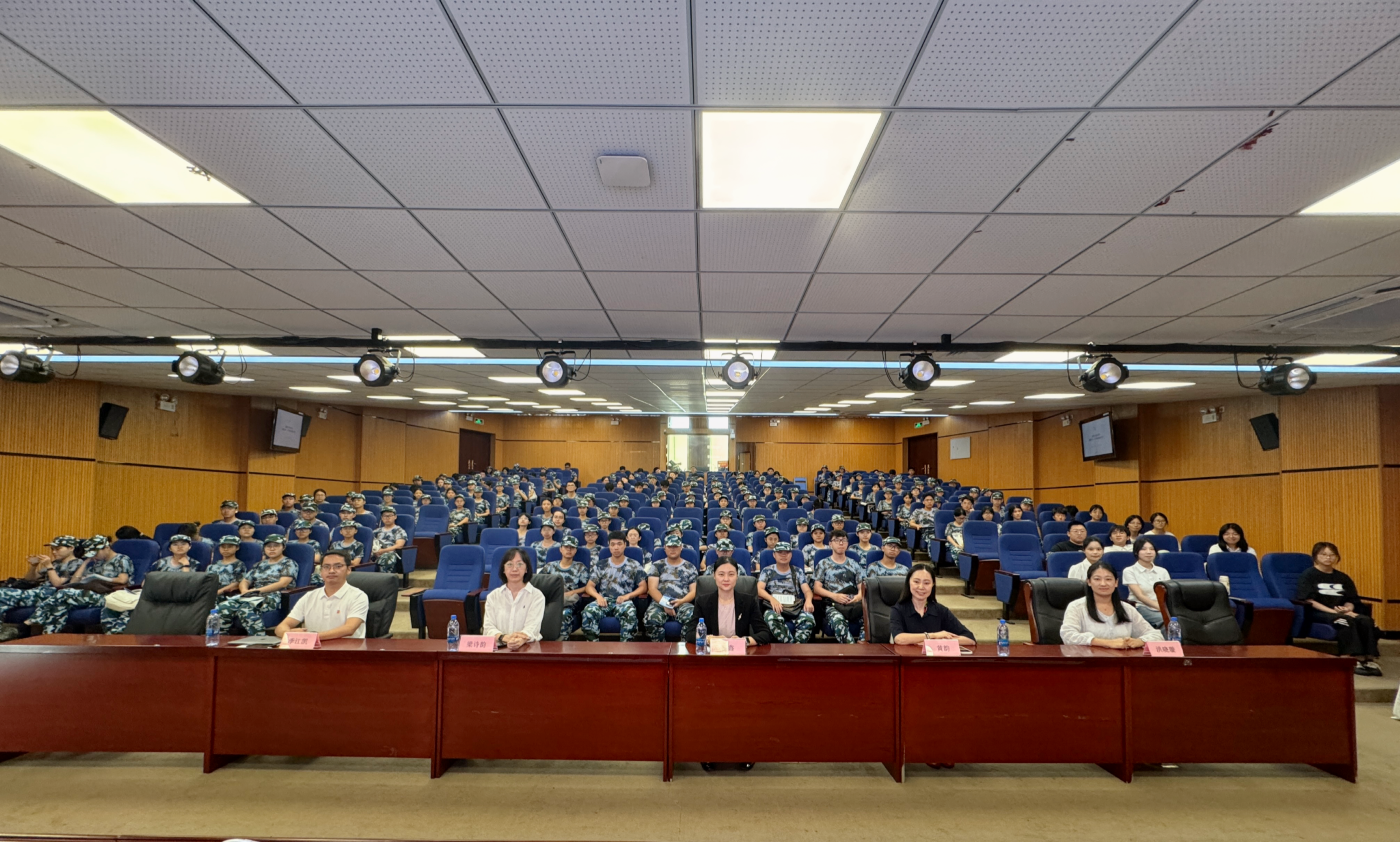 季江凯律师受邀到佛山大学给大一新生授课
